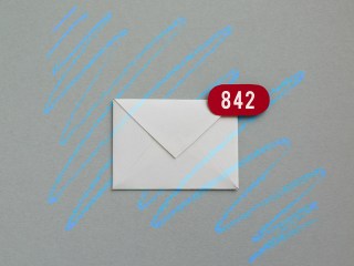 an email app icon with 842 unread emails in it